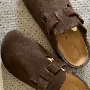 Men's size 11 new in box Birkenstock brown suede sandals - open back closed toe